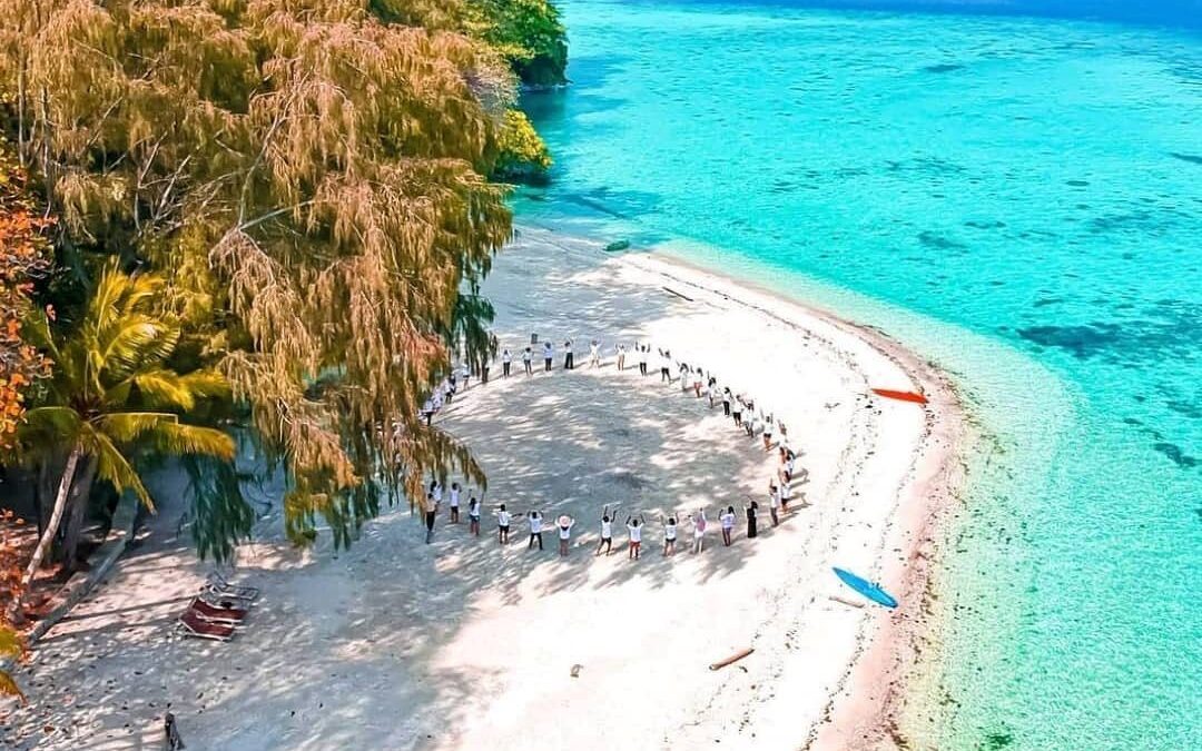 Keindahan Alam yang Asri dengan Pantai Indah di Pulau Pelangi