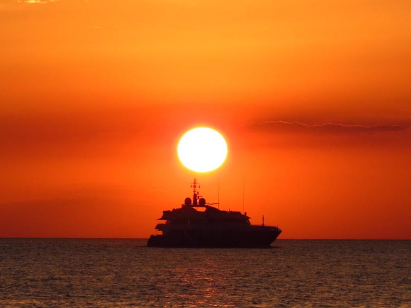 Pengalaman Seru Menikmati Fasilitas Sunset Cruise di Pulau Putri